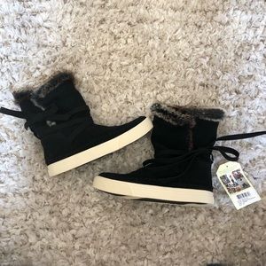 NWT toms boots